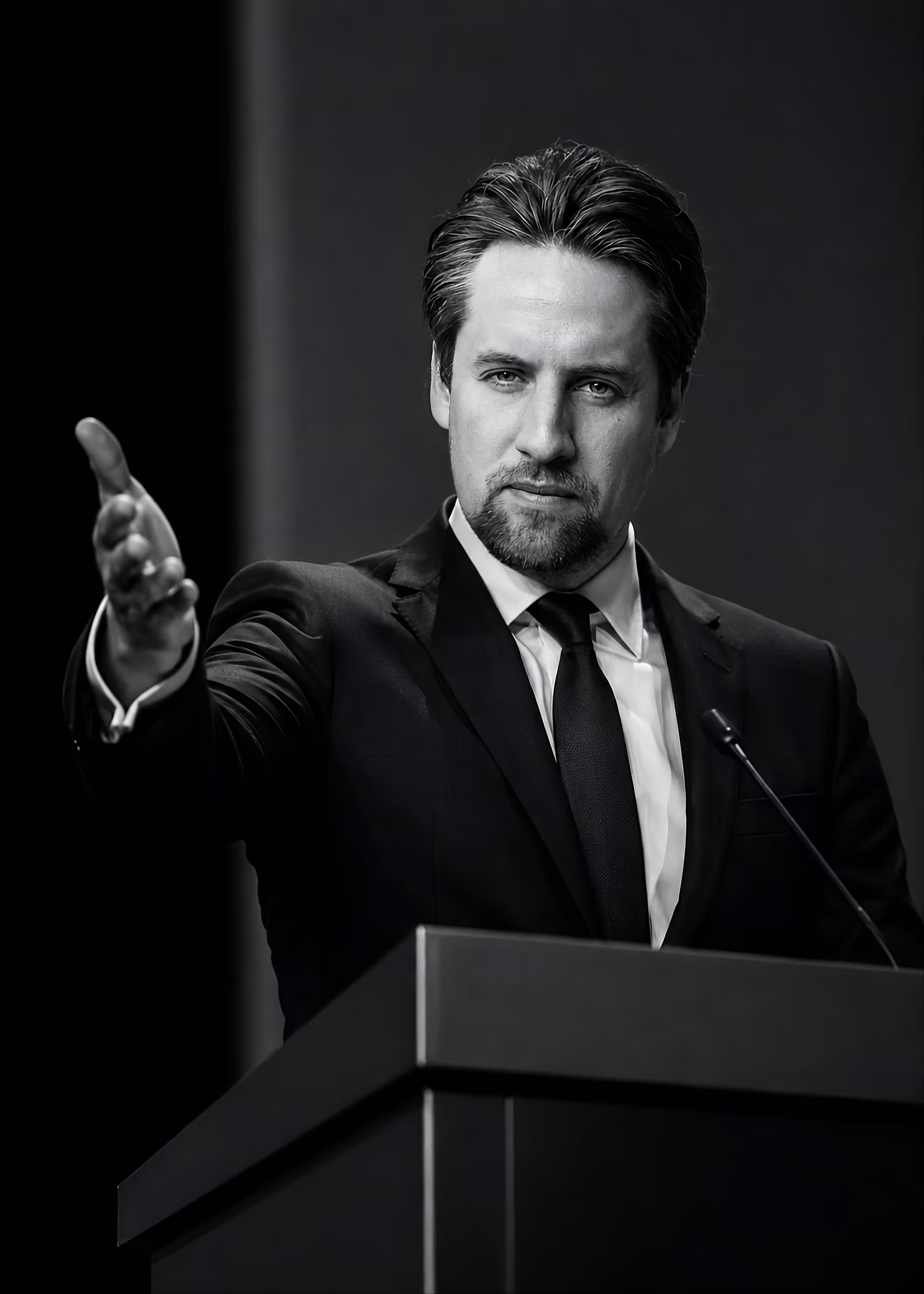 Sven Behrens am Rednerpult, Schwarz-Weiß-Porträt, gestikulierend während einer Rede